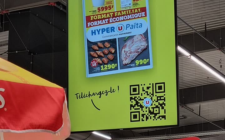 Suspended advertising screens at Hyper U Païta