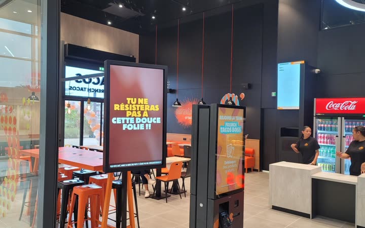 Seven portrait monitors at Otacos Dumbéa Mall