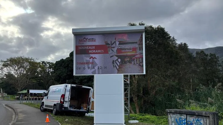 Panneau LED de la mairie du Mont-Dore, installé par VisualCom au bord de la route